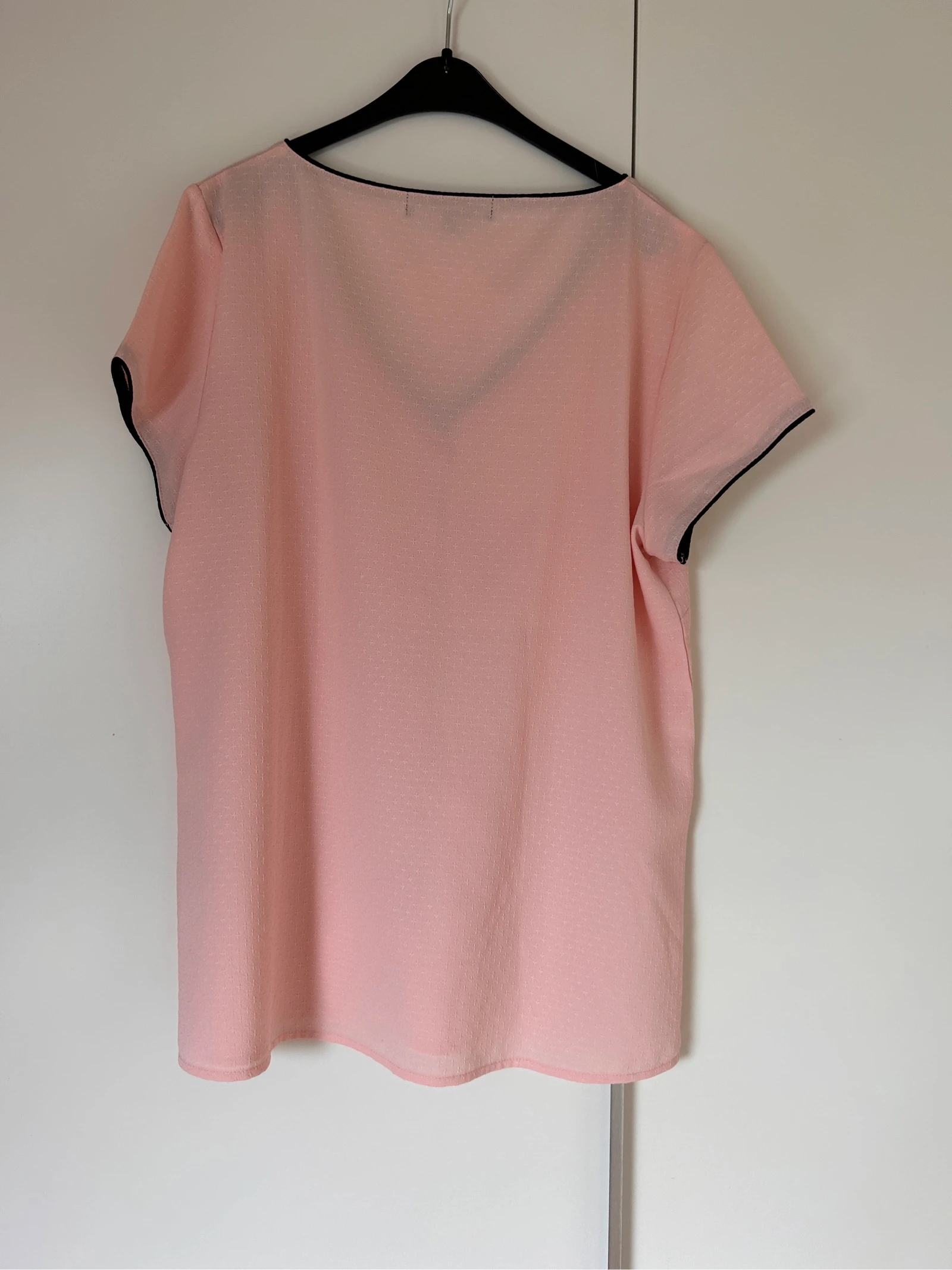 Blusa rosa claro com decote em V e mangas curtas – photo 5